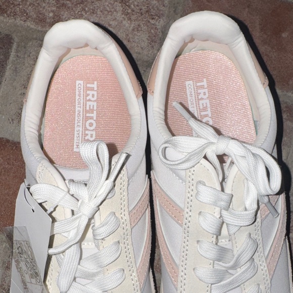 Tretorn size 7.5 NEW NIB Women's Sneakers shoes in Cream and Pink - Picture 6 of 7